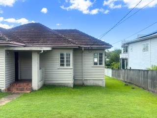 Charming 2 Bed + Study Home in Prime Camp Hill Location