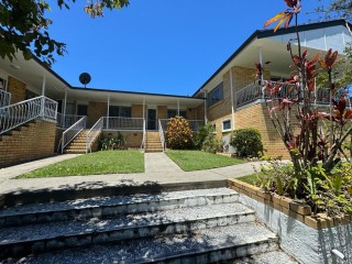 BEST LOCATION IN COORPAROO -  UNIT AVAILABLE NOW!!!