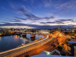 WATCH RIVERFIRE FROM YOUR BED! FURNISHED NORTH QUAY STUDIO