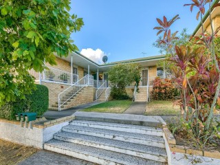 BEST LOCATION IN COORPAROO - UNIT AVAILABLE NOW!!!