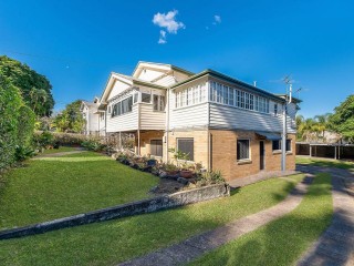 LOVELY UNIT SET AMONGST THE GUM TREES .......